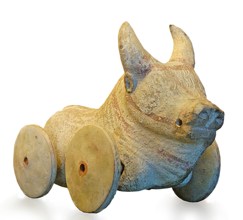Xoguete de búfalo sobre rodas feito en madeira. Grecia antiga