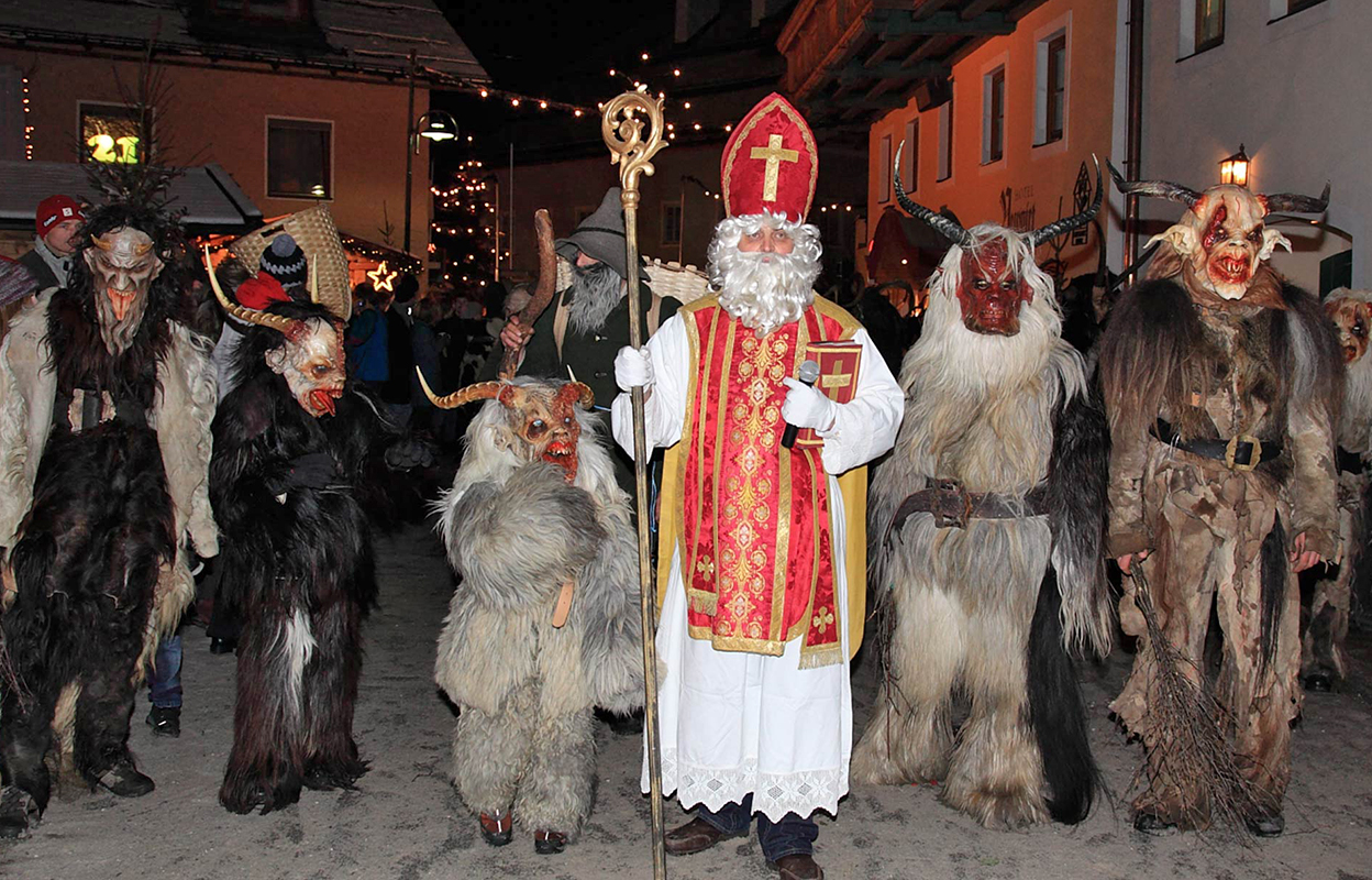 Desfile de San Nicolás cos Krampus en Salzburgo.