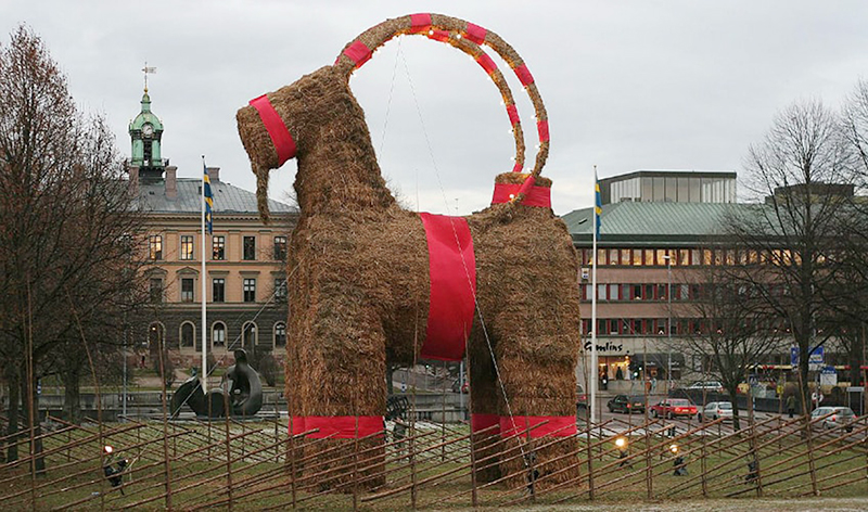 Gävlebocken, cabra xigante que se ergue todos os anos en Slottstorget dende 1966.