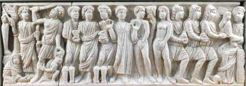 Sarcófago paleocristián de Layos, Toledo, anos 312 a 320. O terzo dereito, logo de Adán e Eva no Paraíso, representa a adoración dos Reis Magos coa Virxe erguendo ao Neno Xesús.